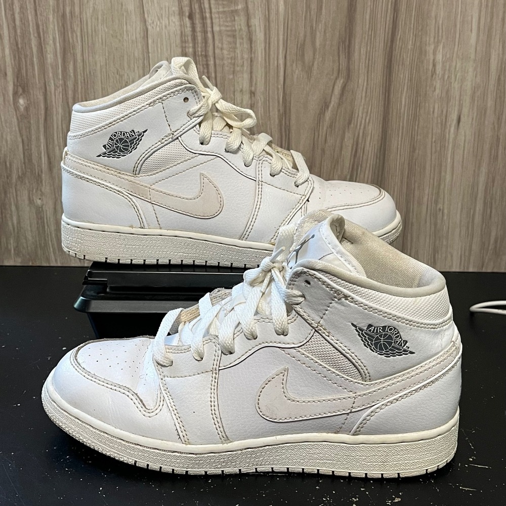 Nike Boys Air Jordan 1 Retro Mid 554725-102 White Mid Top Sneaker Size 4.5y
